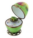 Oeuf musical de style Fabergé en porcelaine de Limoges avec grenouille - La flûte enchantée