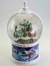 Boule à neige musicale animée de Noël ave globe en verre et scène de train au pied d'un village enneigé