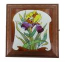 Dessous de plat musical ancien en bois avec carreau en fa&iuml;ence repr&eacute;sentant un bouquet d'iris et m&eacute;canisme musical &agrave; 6 airs