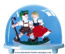 Boule à neige classique non musicale allemande : boule à neige en plastique avec couple bavarois