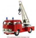 Jouet mécanique en métal, tôle et fer blanc agrafé : jouet mécanique "Camion des pompiers avec crochet"
