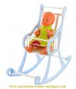 Très petite poupée articulée en matière plastique : poupée articulée sur une chaise à bascule