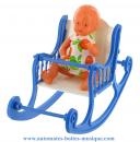 Très petite poupée articulée en matière plastique : poupée articulée fille dans une grande chaise à bascule