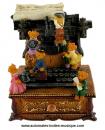 Ours automates musicaux en polystone : ours automates sur une machine à écrire ancienne