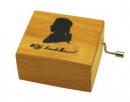 Boîte à musique à manivelle en bois : boîte à musique à manivelle avec portrait de Mozart