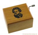 Boîte à musique à manivelle en bois : boîte à musique à manivelle avec portrait de Beethoven