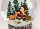 Boule à neige musicale de Noël : boule à neige de Noël en verre avec Père Noël assit avec des animaux dans la forêt de sapins.